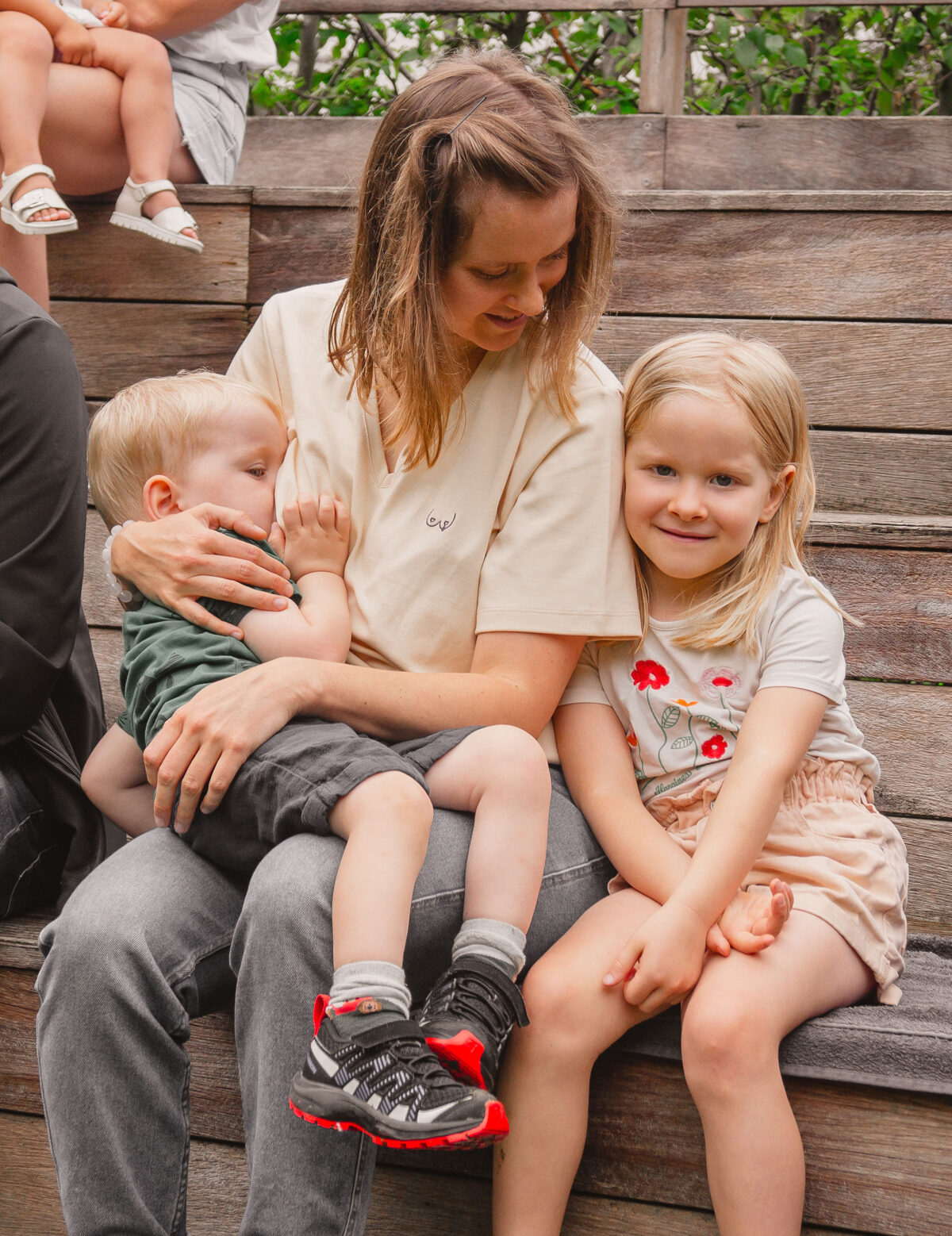 foto van Valérie die borstvoeding geeft aan Kasper op voeden in verbinding samen met haar dochter Rosalie op de tribune.