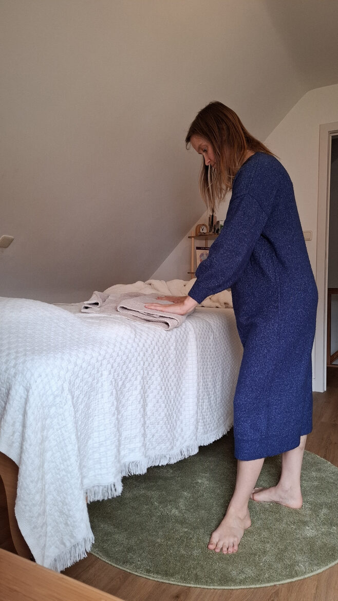 Doula Valérie maakt de massagetafel klaar voor een zwangerschapsmassage