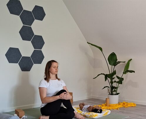 Een stukje van de online postnatale yogales met Doula Valérie